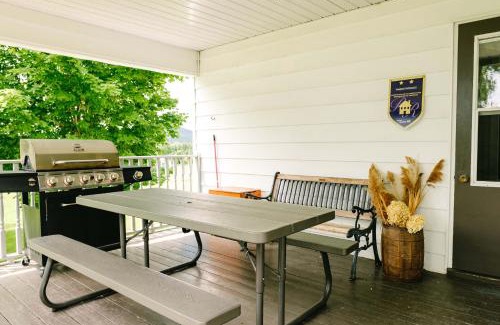 Saint-Leonard-de-Portneuf Ski Chalet | Mountain View, Hot Tub, Trail Access, Spa
