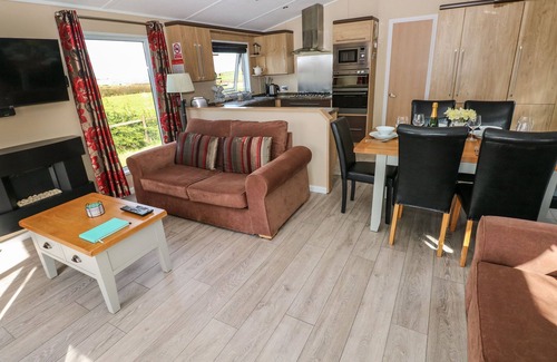Whitland Cottage | MOUNTAIN VIEW LODGE, pet friendly, with hot tub in Whitland