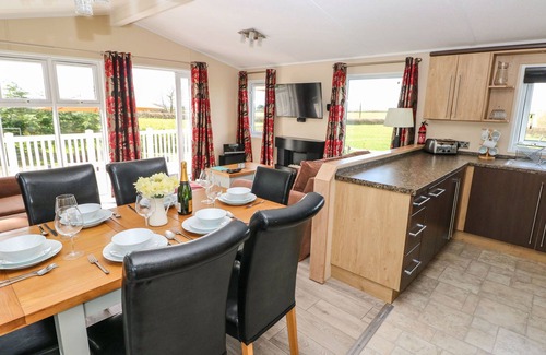 Whitland Cottage | MOUNTAIN VIEW LODGE, pet friendly, with hot tub in Whitland