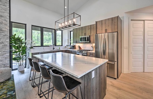 Oak Creek House | Mountain-View Oak Creek Paradise w/Hot Tub!