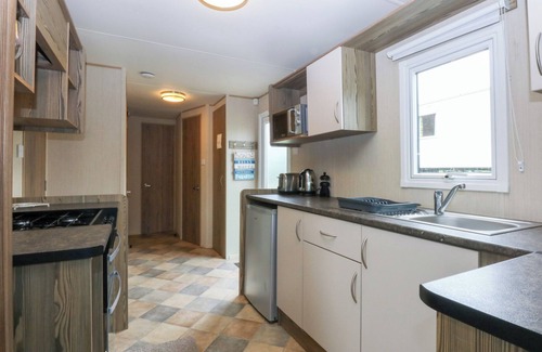 Chwilog Cottage | MOUNTAIN VIEW, pet friendly, with pool in Pwllheli