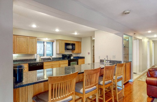 Lincoln Condo | Mountain-view resort condo with access to pools, hot tubs, tennis, & game room