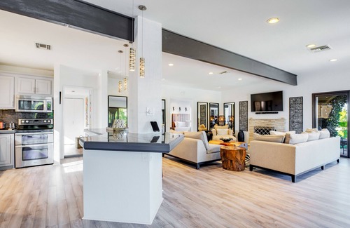 Palm Desert House | Mountain-view retreat with amazing views of Palm Desert city lights & pool