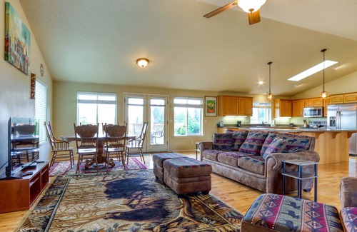 La Pine House | Mountain-view retreat with deck, grill, wood stove, & washer/dryer
