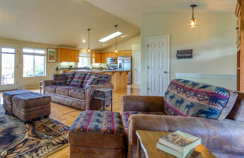 La Pine House | Mountain-view retreat with deck, grill, wood stove, & washer/dryer