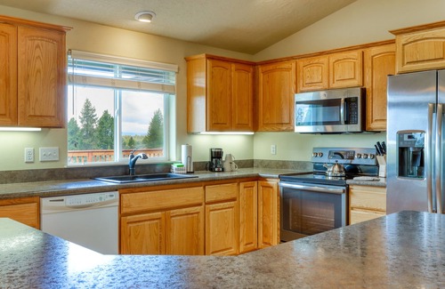 La Pine House | Mountain-view retreat with deck, grill, wood stove, & washer/dryer