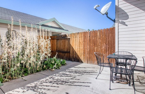 Hailey Condo | Mountain view townhome w/ patio, kitchen - 2 miles from Hailey