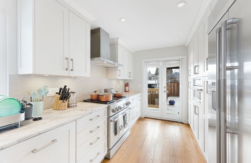 Hastings House | Mountain Views, 6 Bedroom, Patio, BBQ, Centrally located and Near Downtown