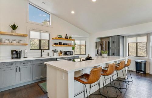 Sandy House | Mountain views and access! 4BR 3.5BA