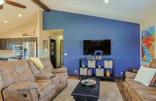 Lake Hatcher Park Cabin | Mountain Views! Cozy, Modern Home in Great Location