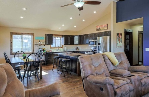 Lake Hatcher Park Cabin | Mountain Views! Cozy, Modern Home in Great Location