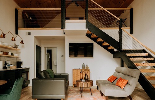 Gatlinburg - Pigeon Forge Cottage | Mountain Views & Discounts!