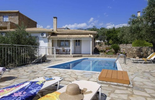 Riglia Villa | Mountain views, short drive to beach/harbour