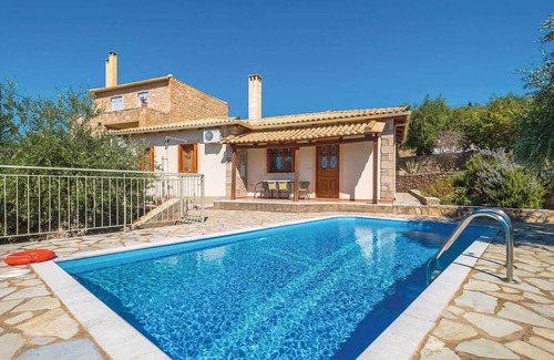Riglia Villa | Mountain views, short drive to beach/harbour