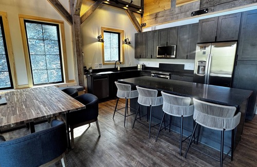 Plymouth Ski Chalet | Mountain View’s. Hot Tub. , 5 Wooded Acres. Private Pond