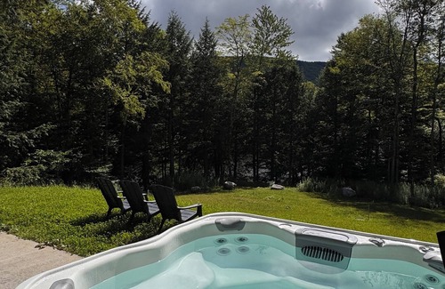 Plymouth Ski Chalet | Mountain View’s. Hot Tub. , 5 Wooded Acres. Private Pond