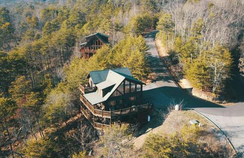 Gatlinburg - Pigeon Forge House | Mountain Views-Hottub-Parking-WiFi-Parking-BBQ