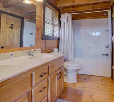 Gatlinburg - Pigeon Forge House | Mountain Views-Hottub-Parking-WiFi-Parking-BBQ