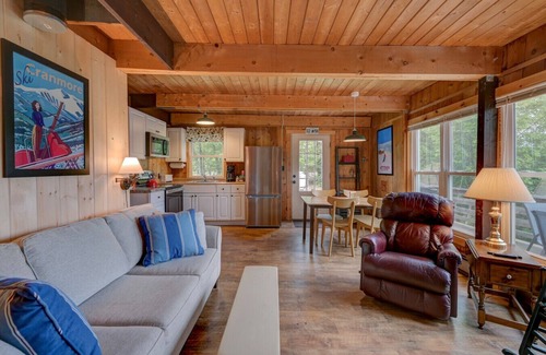 North Conway Cabin | Mountain Views Moon Cottage