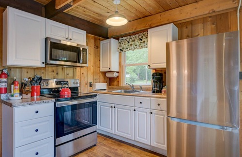 North Conway Cabin | Mountain Views Moon Cottage