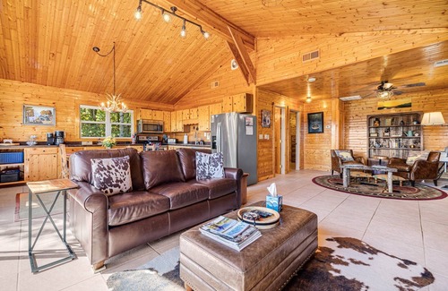 Waynesville Cabin | Mountain Vista | Hot Tub, Views & 2 Decks🌄 Near Waynesville + Biltmore Pass