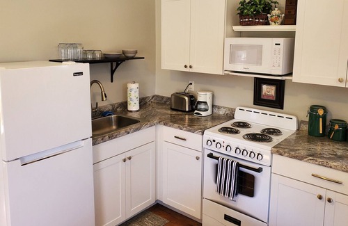 Young Harris Apartment | Mountain Walk $65 Weekday Rates 11/28-12/18