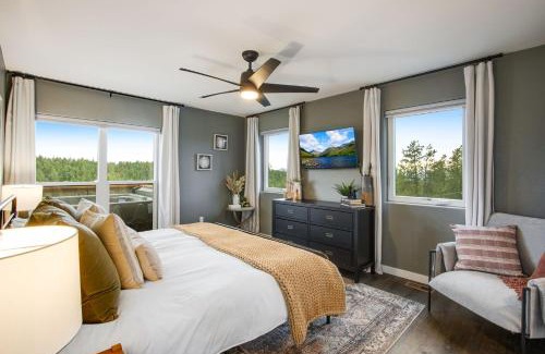 Florissant Ski Chalet | Mountain & Water View, Hot Tub, Loft+3BR, Dog OK, New