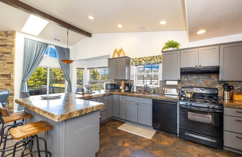 Mountainaire House | Mountainaire Meadows Retreat with AC bordering forest!