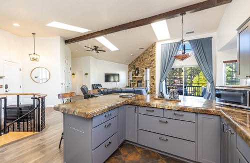 Mountainaire House | Mountainaire Meadows Retreat with AC bordering forest!