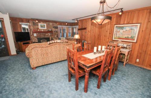 Mammoth Lakes House | Mountainback #45, Den