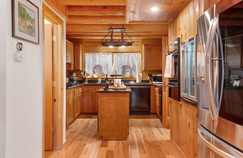 Pine Cove Cabin | Mountaineer's Lodge *Spa, Pool Table, Fireplace*