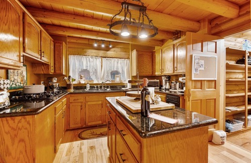 Pine Cove Cabin | Mountaineer's Lodge *Spa, Pool Table, Fireplace*
