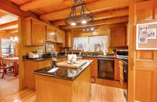 Pine Cove Cabin | Mountaineer's Lodge *Spa, Pool Table, Fireplace*