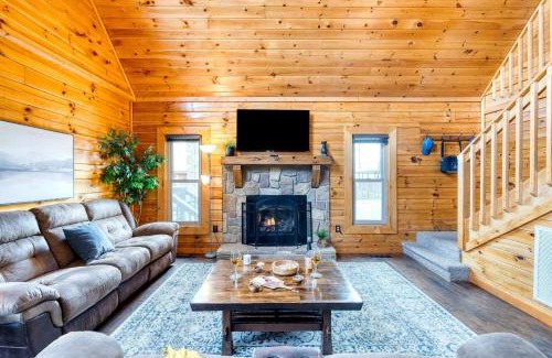 Sevierville House | Mountains are Calling by AvantStay Sleeps 8 Hot Tub Game Loft Located in Douglas Lake Resort