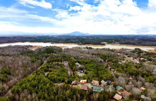 Sevierville House | Mountains are Calling by AvantStay Sleeps 8 Hot Tub Game Loft Located in Douglas Lake Resort