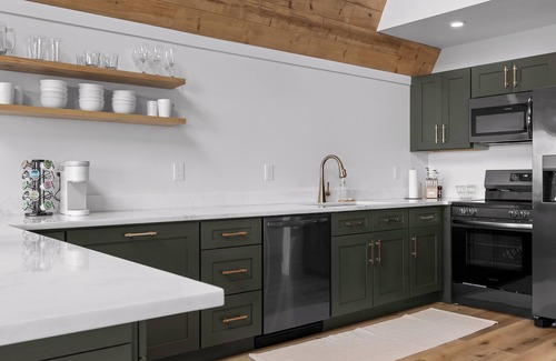 Trenton Cabin | Mountain’s Edge by Appalachian A-Frames, Mountain View, Hot Tub, WiFi