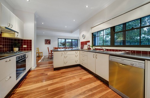 Wentworth Falls Cottage | Mountains Lodge walking distance to National Park