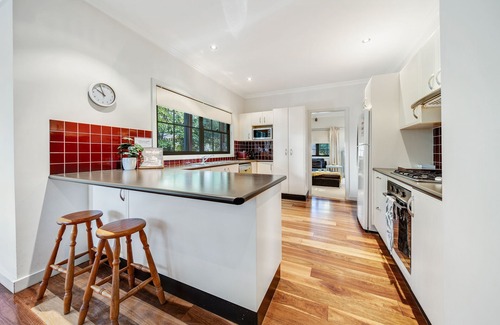 Wentworth Falls Cottage | Mountains Lodge walking distance to National Park