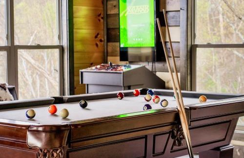 Chalet Village North Ski Chalet | Mountainscape - Brand New Cabin w Views - HotTub - FireTable - PS5 - PoolTable - 3 Pools