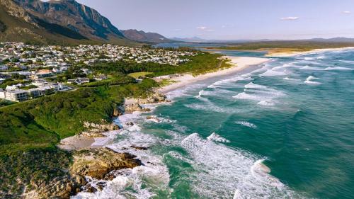 Voelklip House | Mountainside Beach House