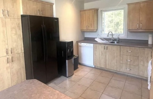 Mulgrave-et-Derry Cottage | Mountainside Lakefront Cottage/Home