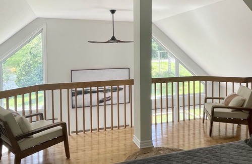 Mulgrave-et-Derry Cottage | Mountainside Lakefront Cottage/Home