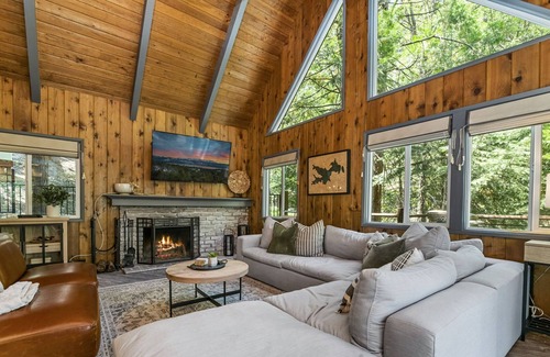 Blue Jay House | Mountainside Cabin w/ Deck | Walk to Lake