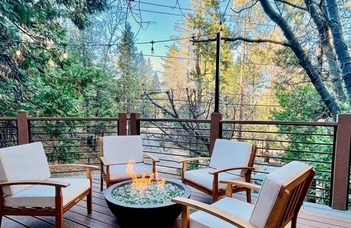 Blue Jay House | Mountainside Cabin w/ Deck | Walk to Lake