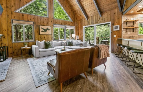 Blue Jay House | Mountainside Cabin w/ Deck | Walk to Lake