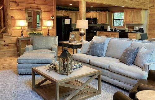 Clarkesville Cabin | Mountainside cabin minutes from Helen, downtown Clarkesville and Yonah Mountain.