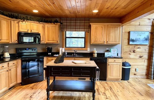 Clarkesville Cabin | Mountainside cabin minutes from Helen, downtown Clarkesville and Yonah Mountain.
