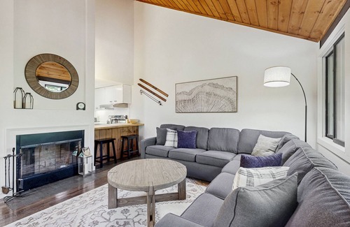 Lincoln Condo | Mountainside condo w/view, pool & rec room access, near skiing, town & hiking
