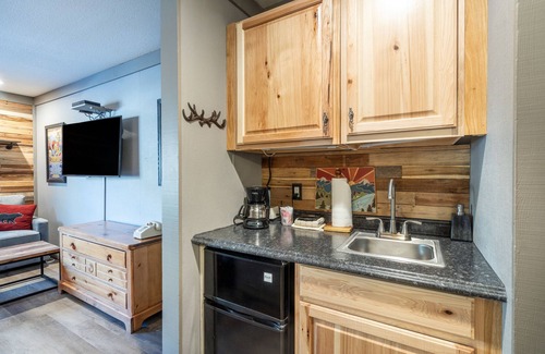 Telluride Apartment | Mountainside Inn 207 1 Bedroom Hotel Room by Alpine Lodging Telluride