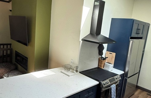 Bella Vista House | Mountainside Modern Cabin with Tree Vista View Deck - Sleeps 8